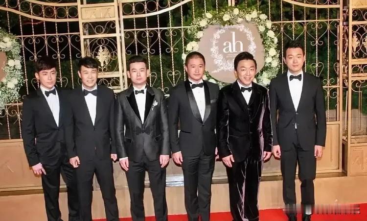 2022年六位著名明星一起出席活动合影。认出右边的佟大为icon、右三的吴京ic