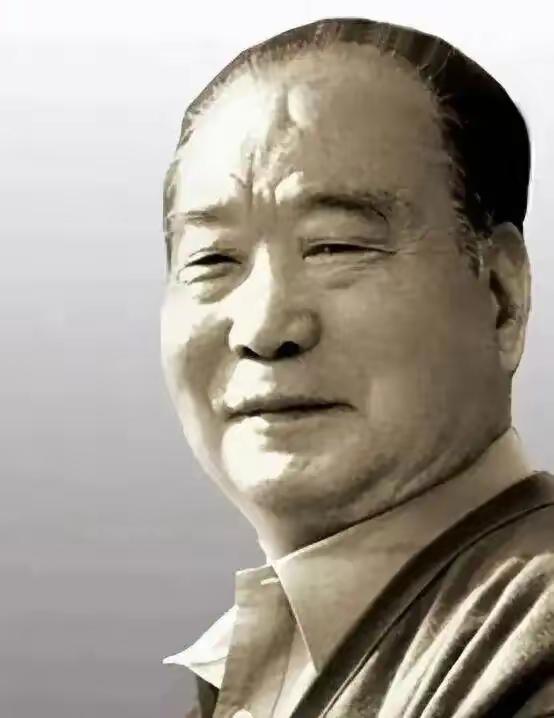 1945年，山东沂蒙山区一个村子正在开群众大会，一个人刚走进村口，人群就炸了锅。