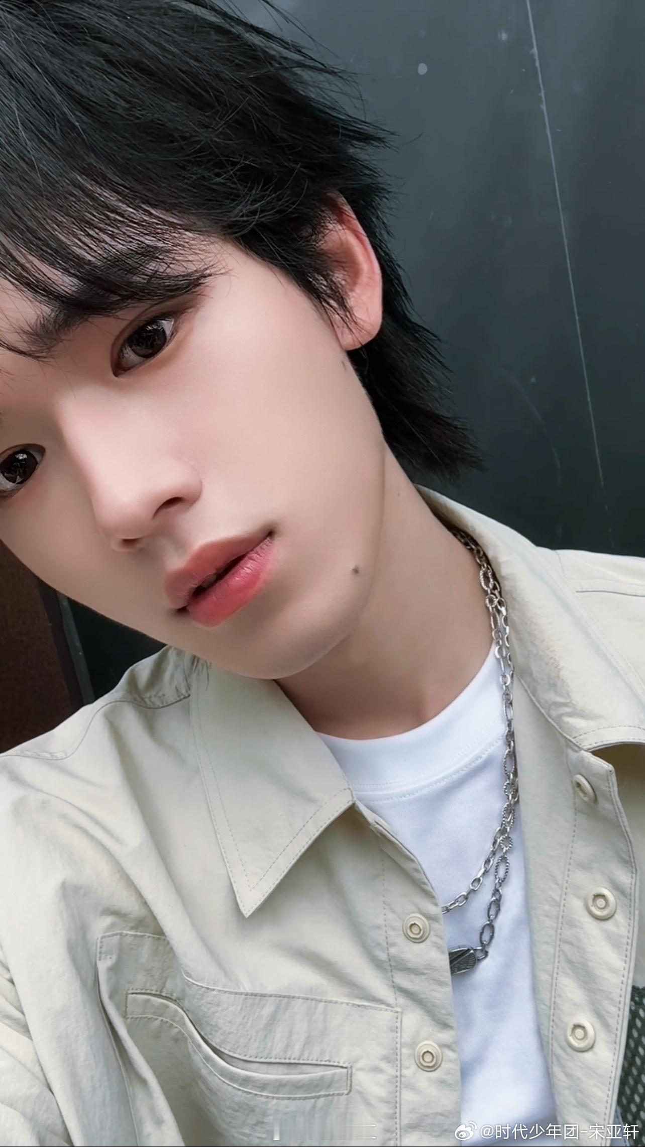 #宋亚轩怼脸高清自拍# ​​​#宋亚轩分享昨天自拍# ​​​ 宋亚轩的这张自拍，