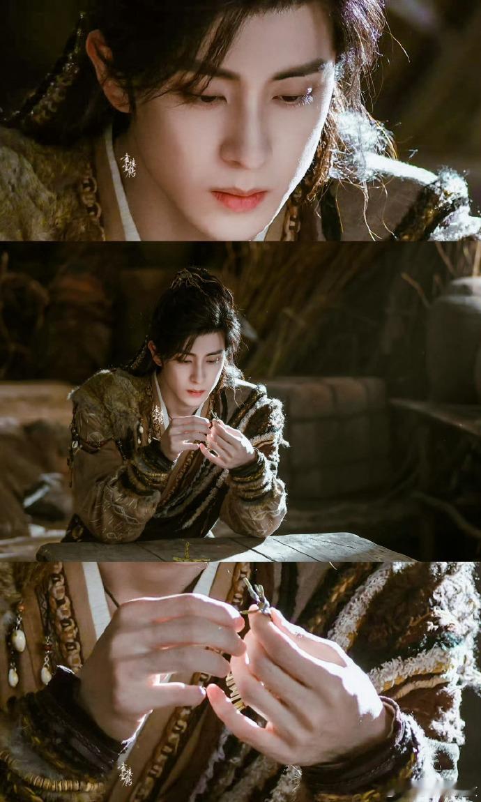 敖瑞鹏和孙千领奖像是在走T台 T台还是要盘靓条顺的帅哥美女来走呀 ​​​