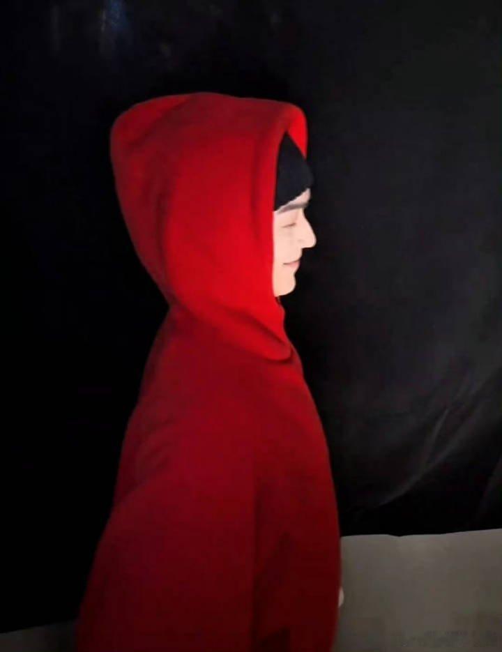 许凯红色卫衣营业，拎帽子踢腿 表情太萌了！！