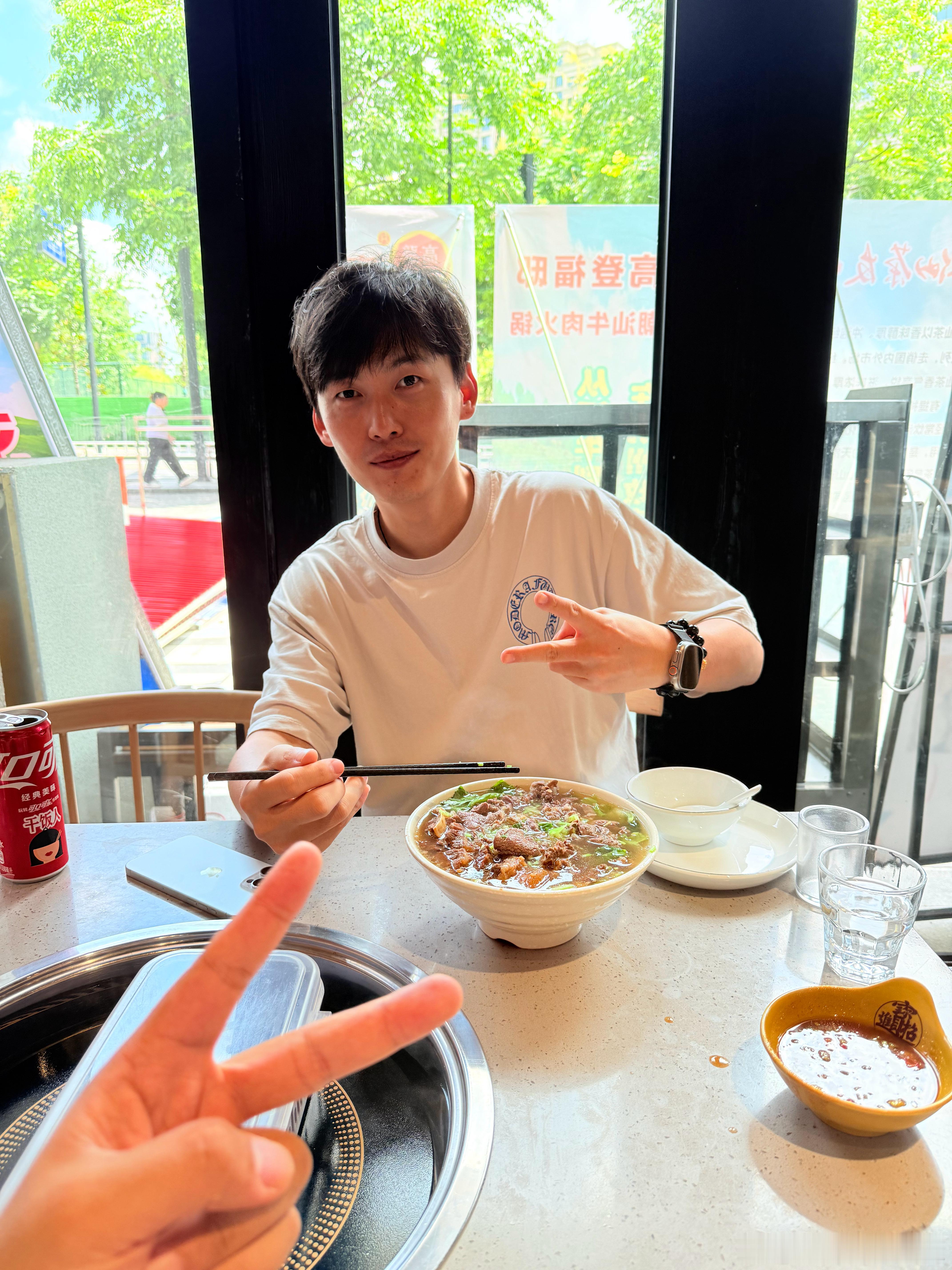 今儿跟王又又老公剑飞吃个饭[二哈] 请我吃的粿条 牛肉自由说车的姚老板的红包  