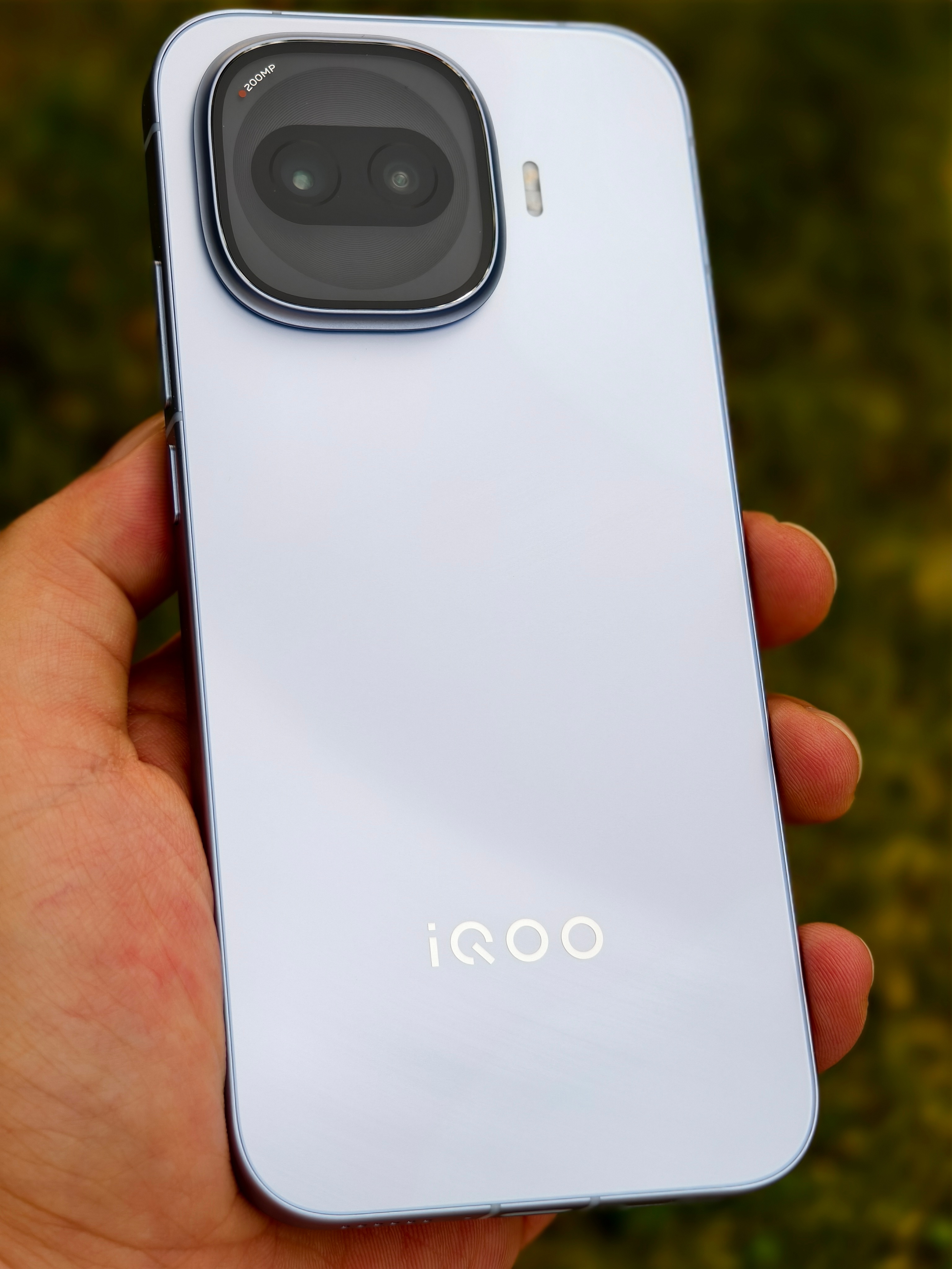 iQOO Z11 Turbo 真实上手实拍大 R 角、金属中框、玻璃后盖6.59