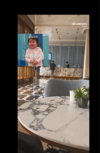 这算不算欺负人？一名香港男子在广州一酒店办理入住手续的时候，嫌工作人员英语不流利