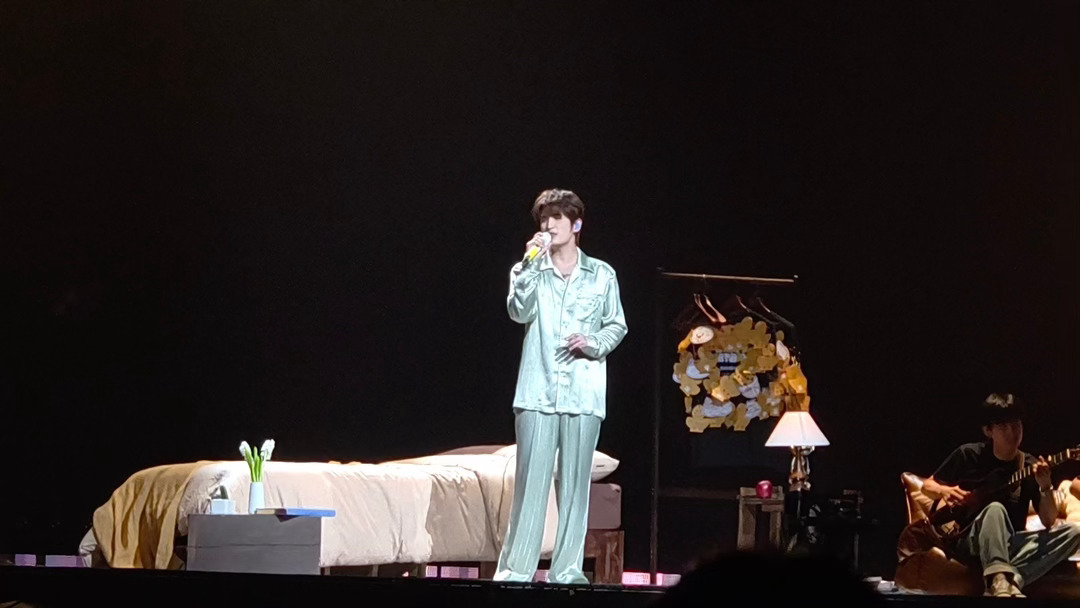 张远穿着睡衣上台了🌿自然松弛的演唱状态，卧室布景温馨治愈，情歌演绎格外深情 