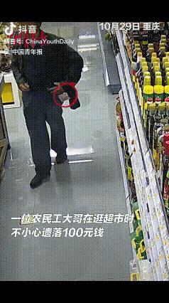 “不发财都难！”重庆一农民工大哥来到一超市转了一圈后，什么也没买就走了，谁知，次
