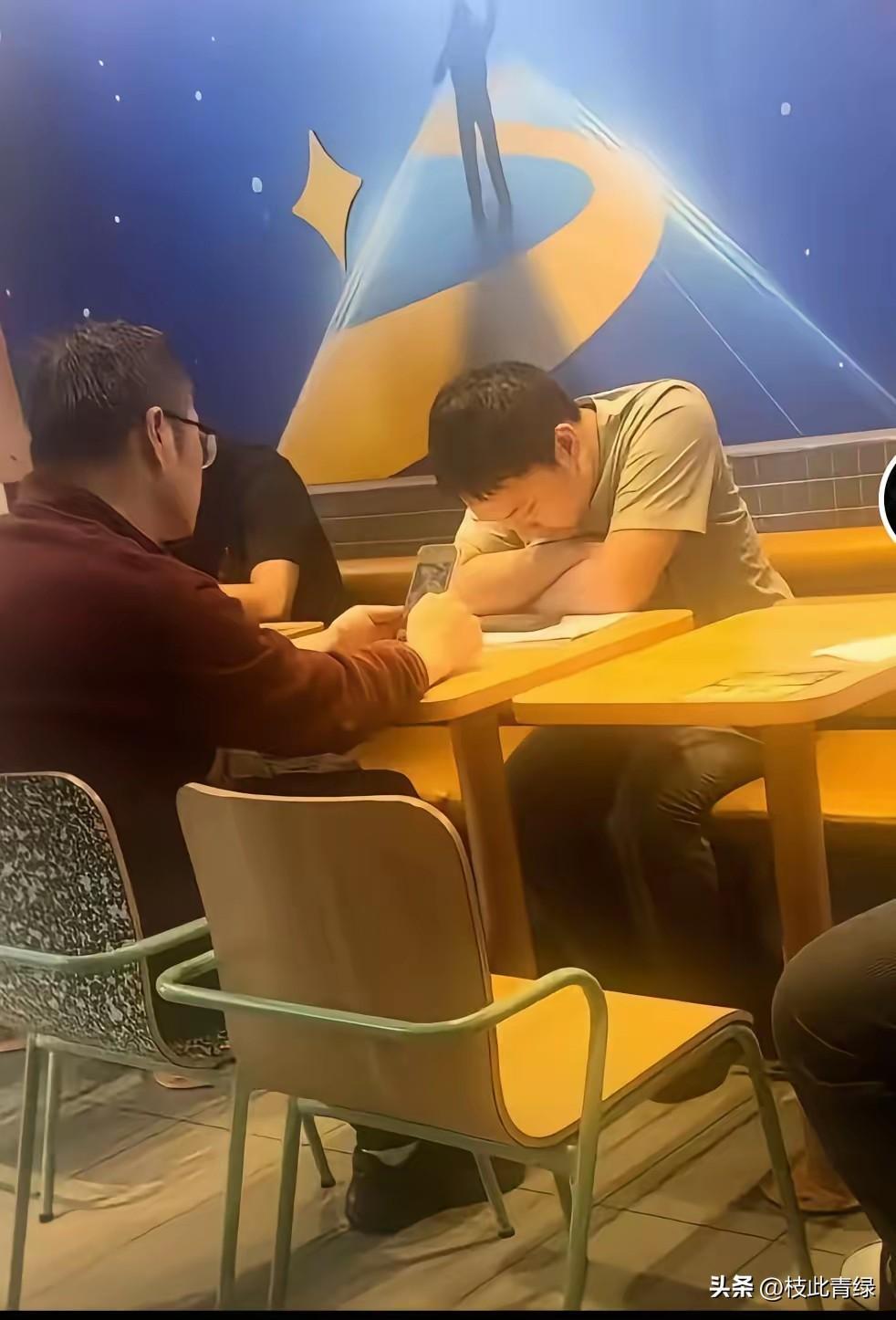 老师很伟大，得知此学生有心理疾病后，主动化解矛盾，请学生吃麦当劳！
成功的让此学