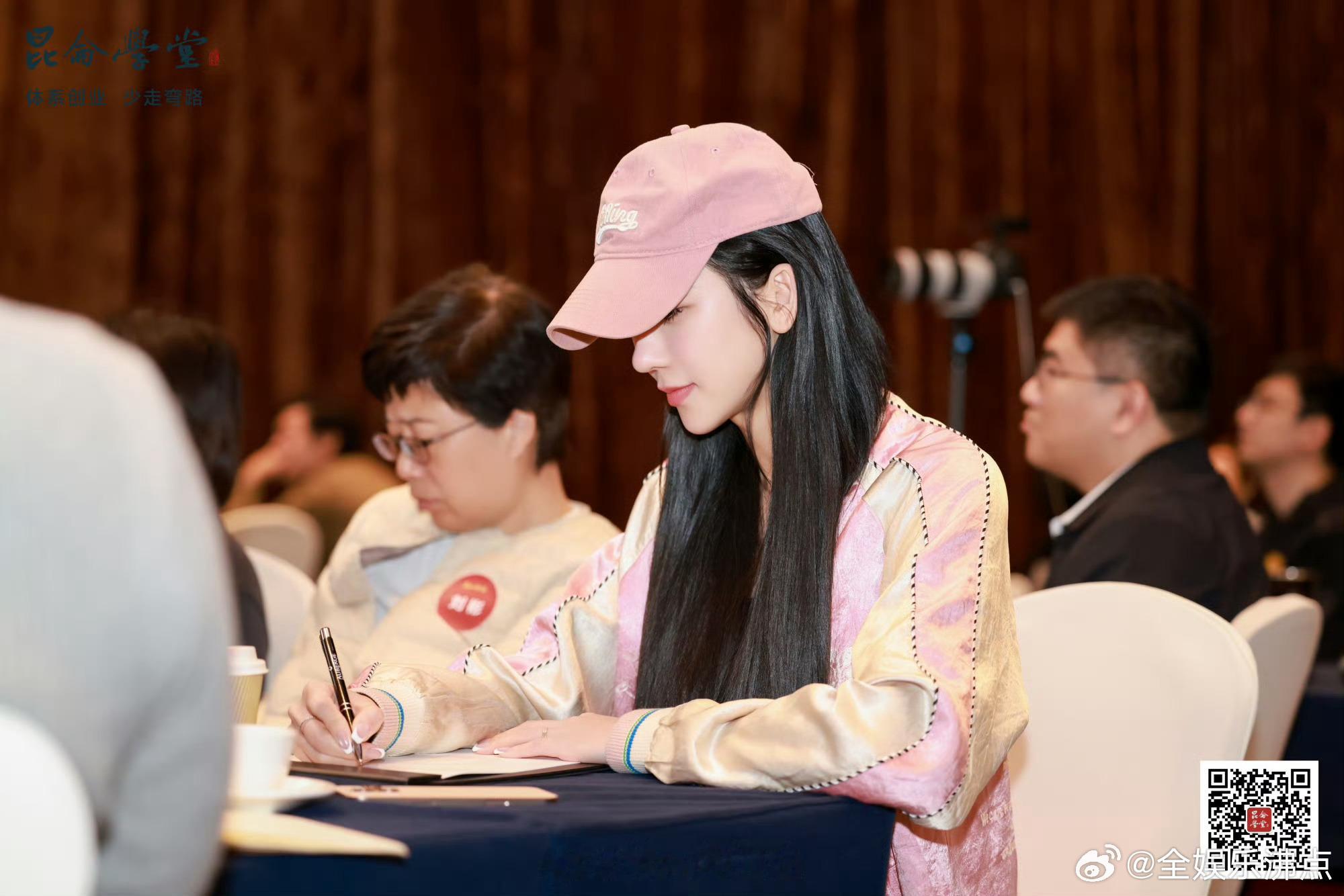 蒋丽莎首次回应靠婚姻逆袭争议 每个人的人生轨迹都独一无二，不随意评判他人，也好好