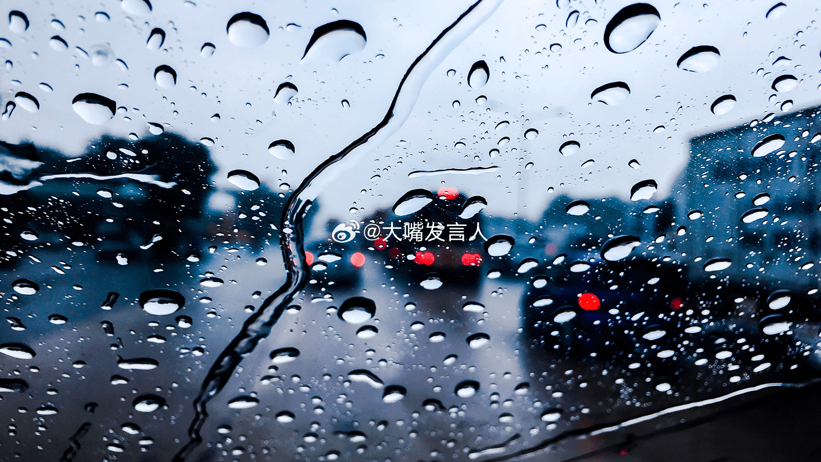 强降雨天气优先选择公共交通    半个月前，有次开车出行，下着小雨，前窗雨刮电机