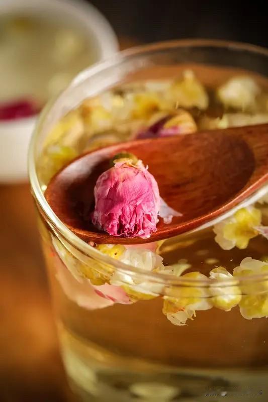 春日午后，阳光暖融融的，泡杯花茶，看猫咪在窗台打盹，日子慢悠悠的正好。