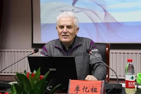 1938年，一名外国婴儿出生在天津的医院，可他的父母却直接把他丢在了医院，结果，