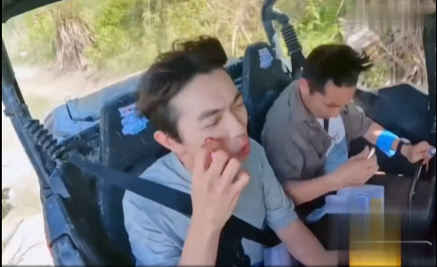 颜人中不存在的形象管理 粉丝接机送他发胶，他当场拆开往头上狂喷，结果秒变刺猬头，