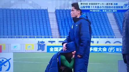 就在那一瞬间，整个场馆似乎都屏住了呼吸。那一脚本可以说是青春的缩影——充满激情，