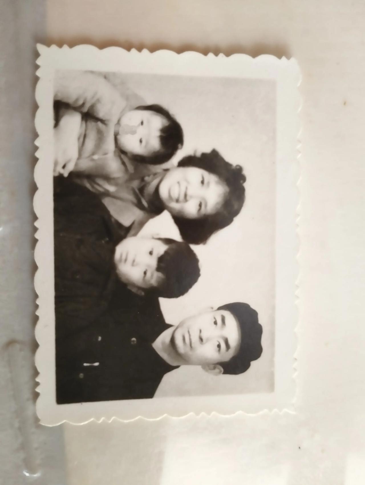我老家是浙江余姚，祖父15岁就跟着亲戚去上海谋生，后来是上海电话局的工程师，高薪