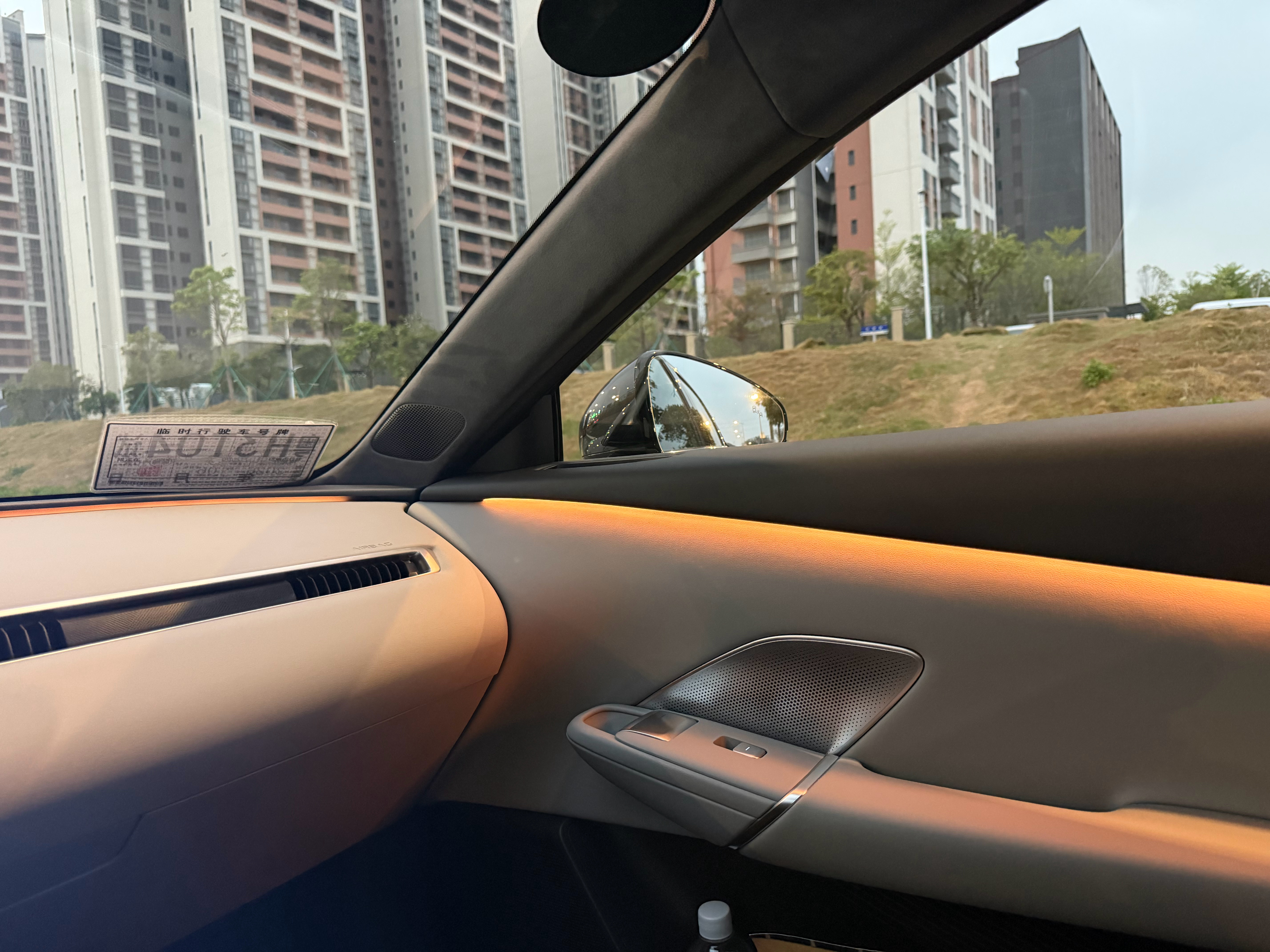 图一是小鹏 26 款的 Mona，在氛围灯使用上是克制、不喧宾夺主的，且有视觉上