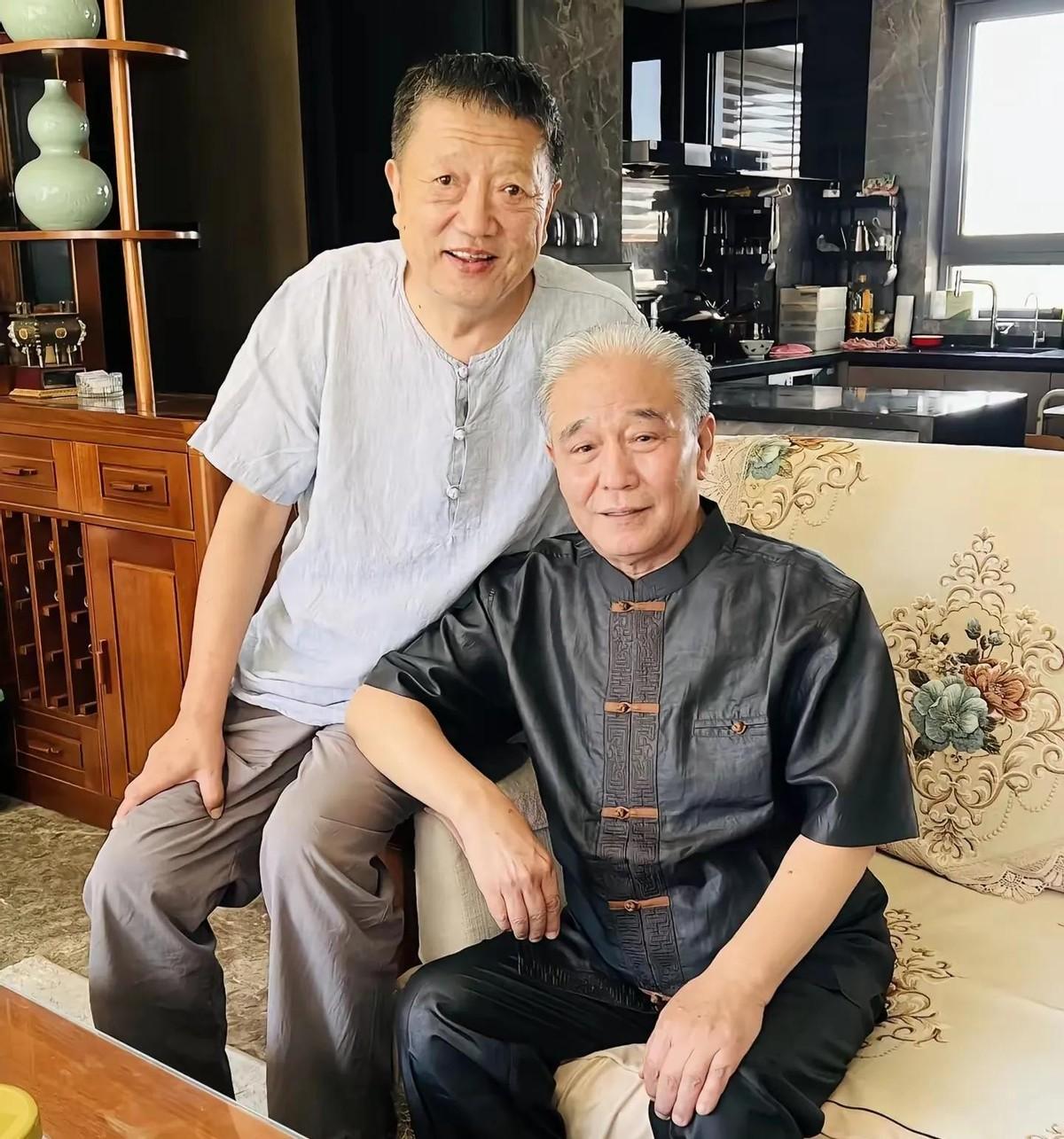 两年时间，说没就没了。
前一秒还看着他和老友推杯换盏，后一秒人已经悄悄退场，连声