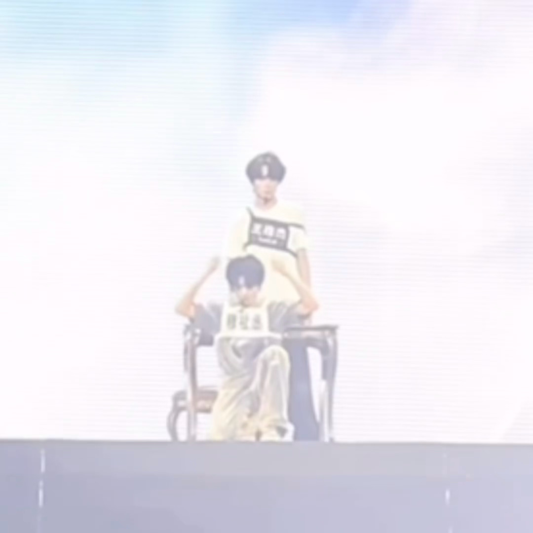 时代峰峻还橹穆镜头橹穆彩排有带头纱的动作。。正式舞台没有了