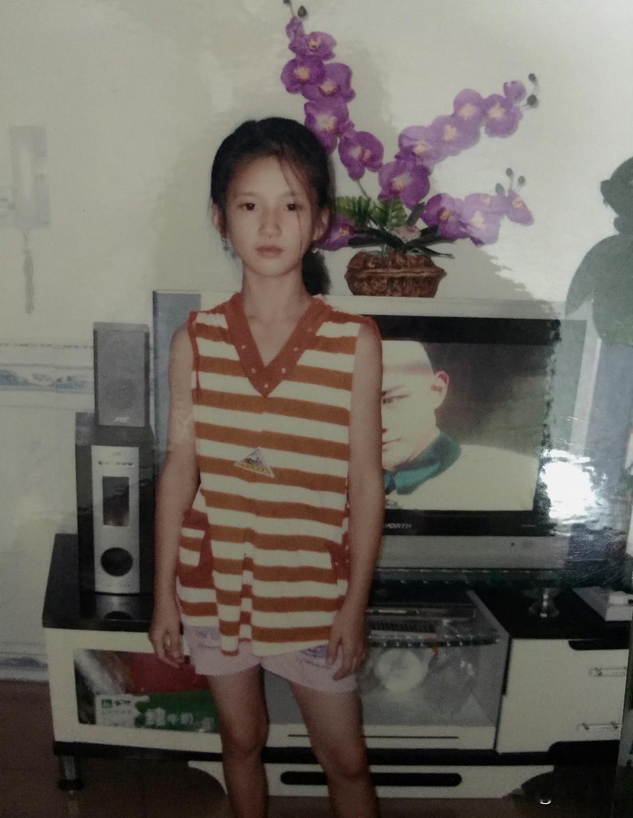 刘些宁小时候就这么漂亮呀！
6月1日，刘些宁晒出一张童年照庆祝儿童节。刘些宁的童