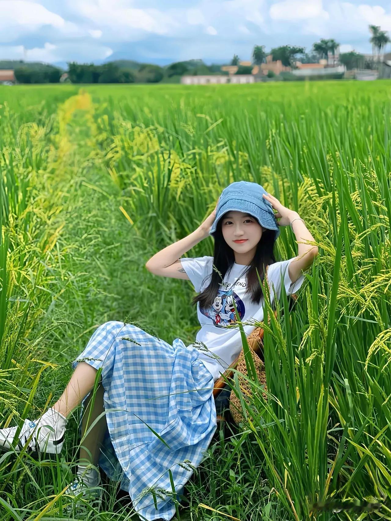 稻香盈野绿，笑语入田间。