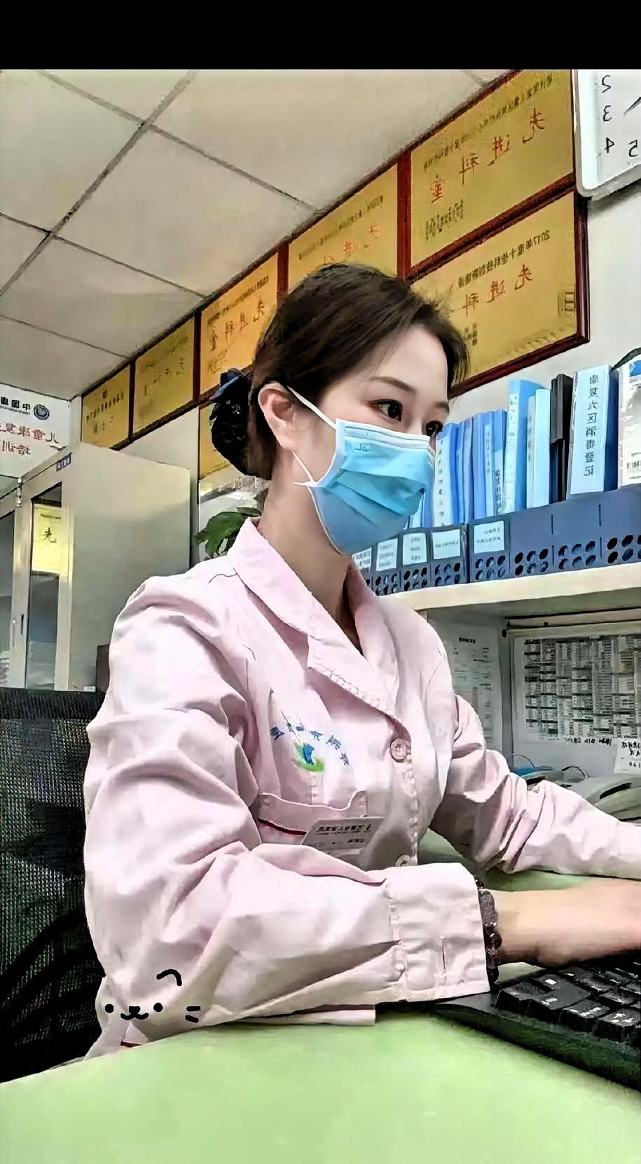 辽宁沈阳有位儿科护士，被央视报道了。她给孩子打针前，面对害怕打针的孩子，她没有急