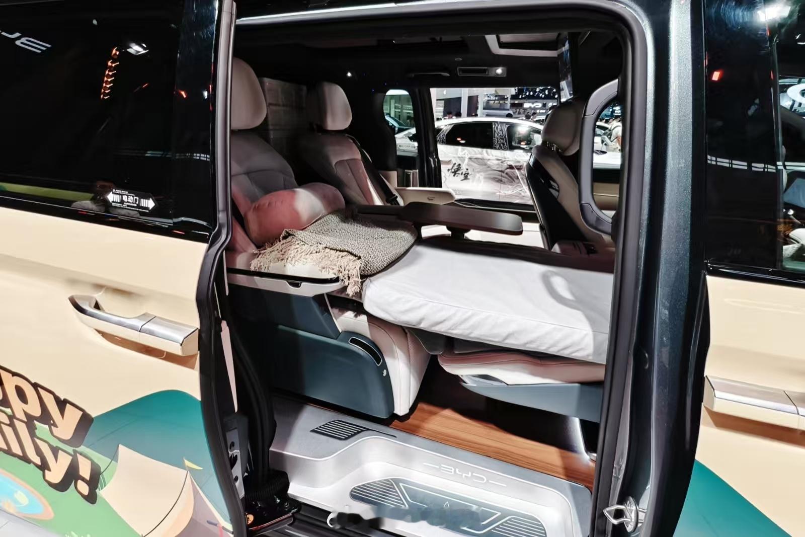 2026北京国际车展 上的比亚迪夏露营车版，不清楚是特装版还是纯展示用车，感觉大