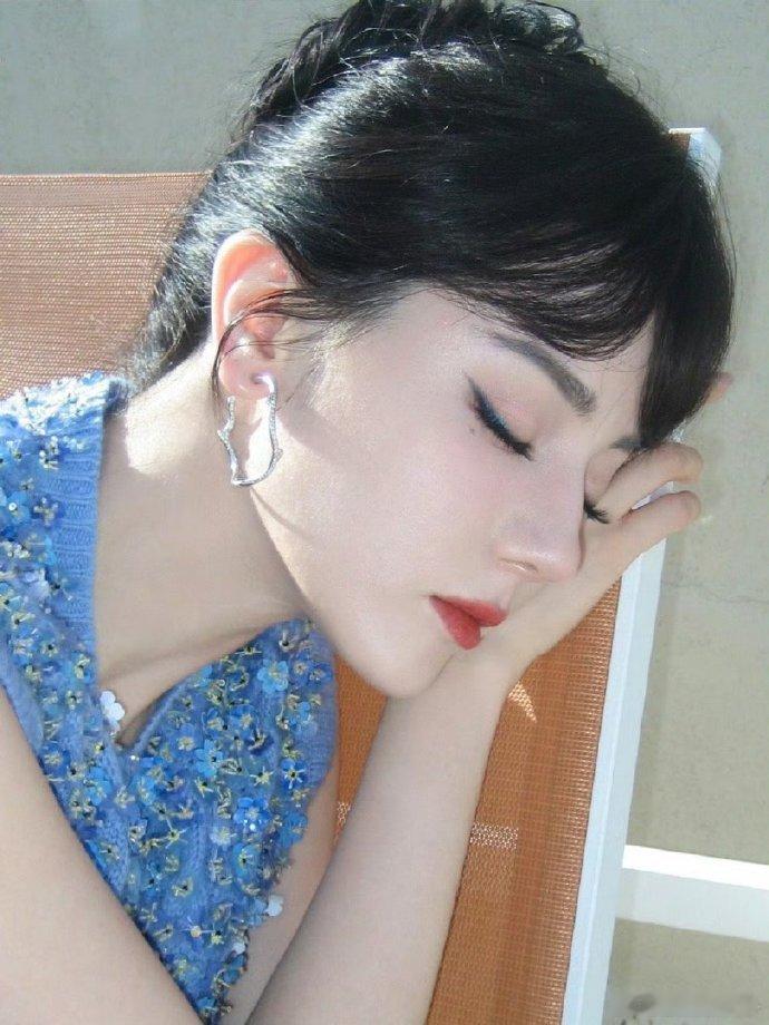 我不想挨着迪丽热巴 对比太惨烈了谁见了热巴真人能不心动！她的颜太有冲击力了，皮肤