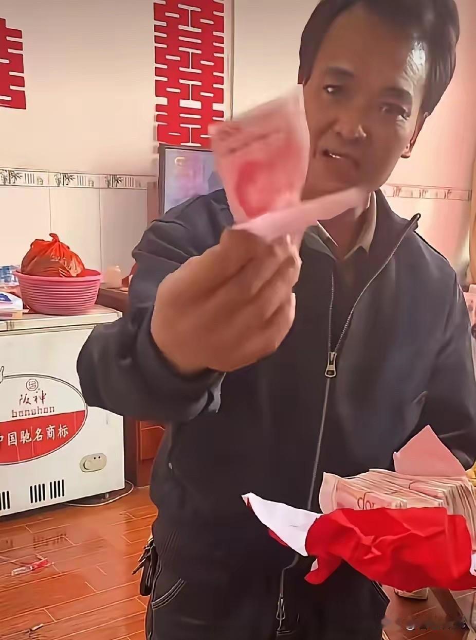 出嫁的女儿将新郎家给的彩礼钱，拿给父亲时，父亲的一个举动，却让女儿瞬间泪目了。