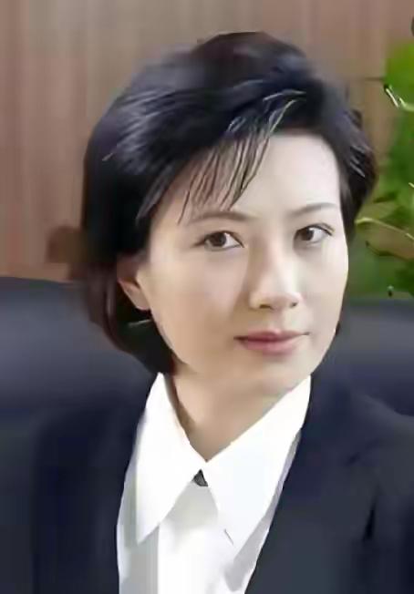 王静以其独特的气质和美貌，被誉为纯欲天花板级别的存在。她的美不仅在于外表，更在于
