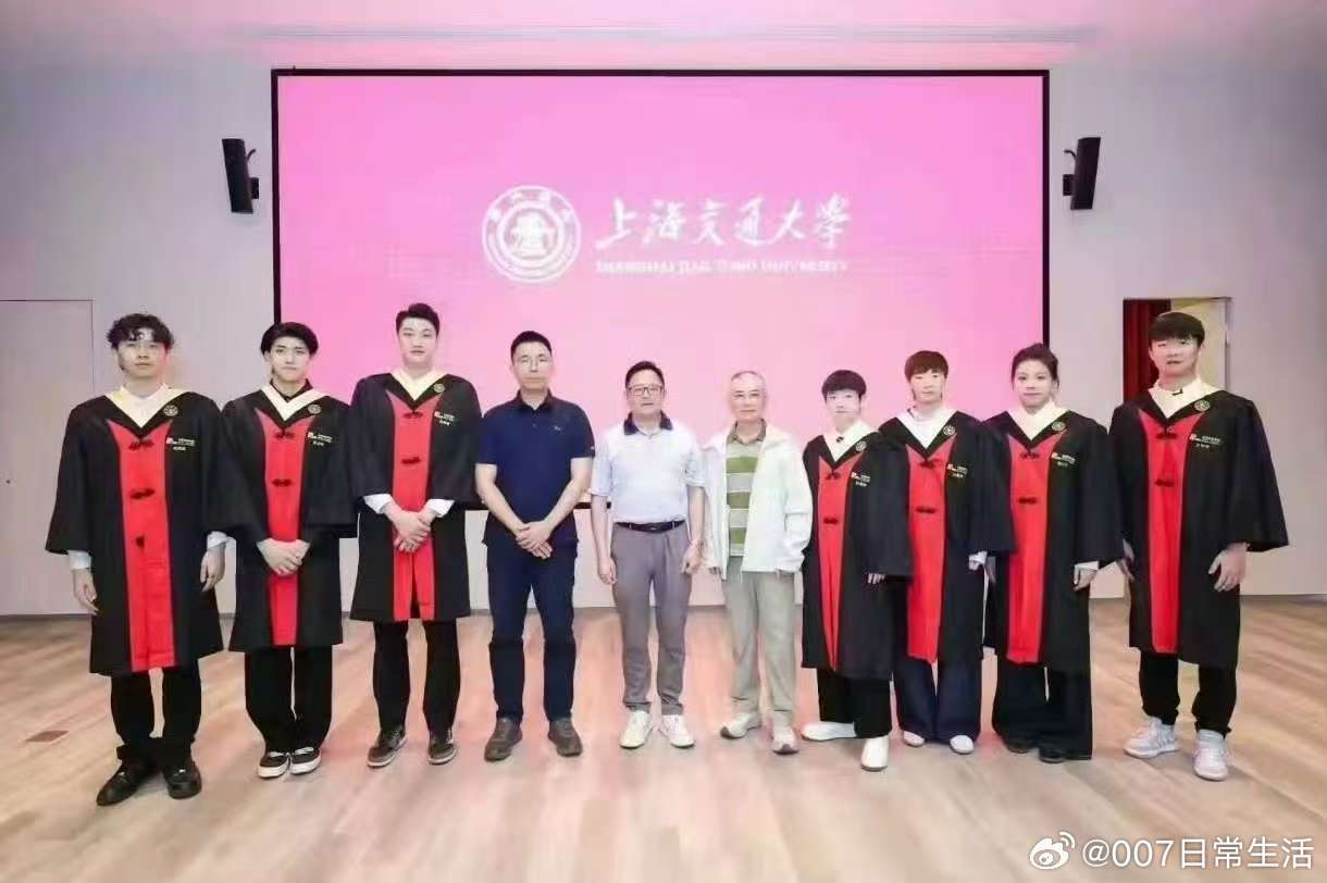 孙颖莎穿学士服孙颖莎王曼昱毕业照穿学士服萌萌的莎莎 