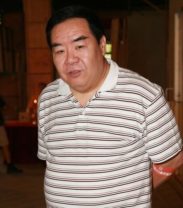 1993年， 郑则仕公司破产，欠下8000w外债，走投无路之际，他向昔日好友 周