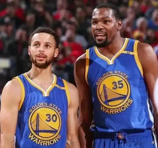 近期，美国媒体《Bleacher Report》评出了NBA各支球队历史上最强大