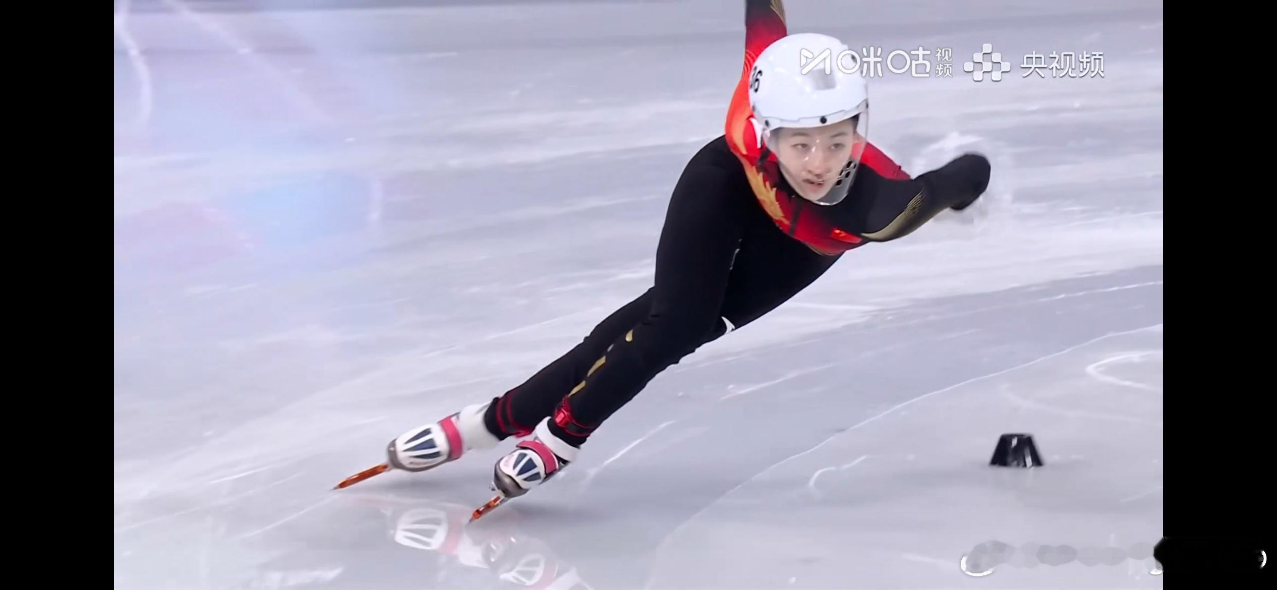 女子短道速滑500米预赛王欣然小组第一晋级 43秒246 完美的超越 美国选手摔