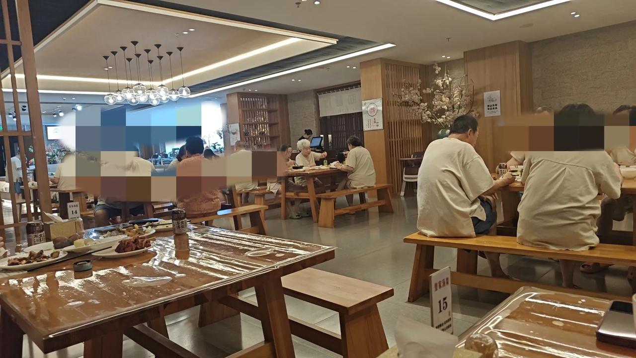 昨天晚上失眠，没睡好，只睡了8个小时。这家温泉洗浴，这次从哈尔滨回来，快两个月了