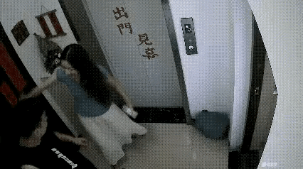 邻里邻居的，言谈举止要注意分寸，避免不必要的误会。