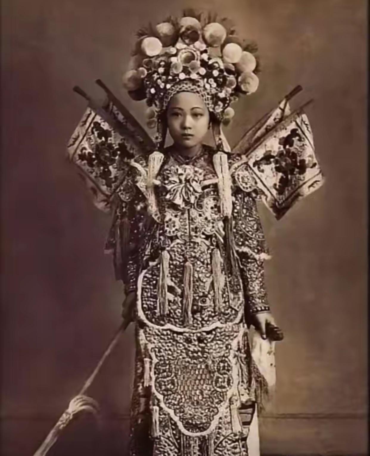 他是天津著名评剧男旦筱菊庭，15岁在演出时被小日本的宪兵队长饭平治看中，将师父师