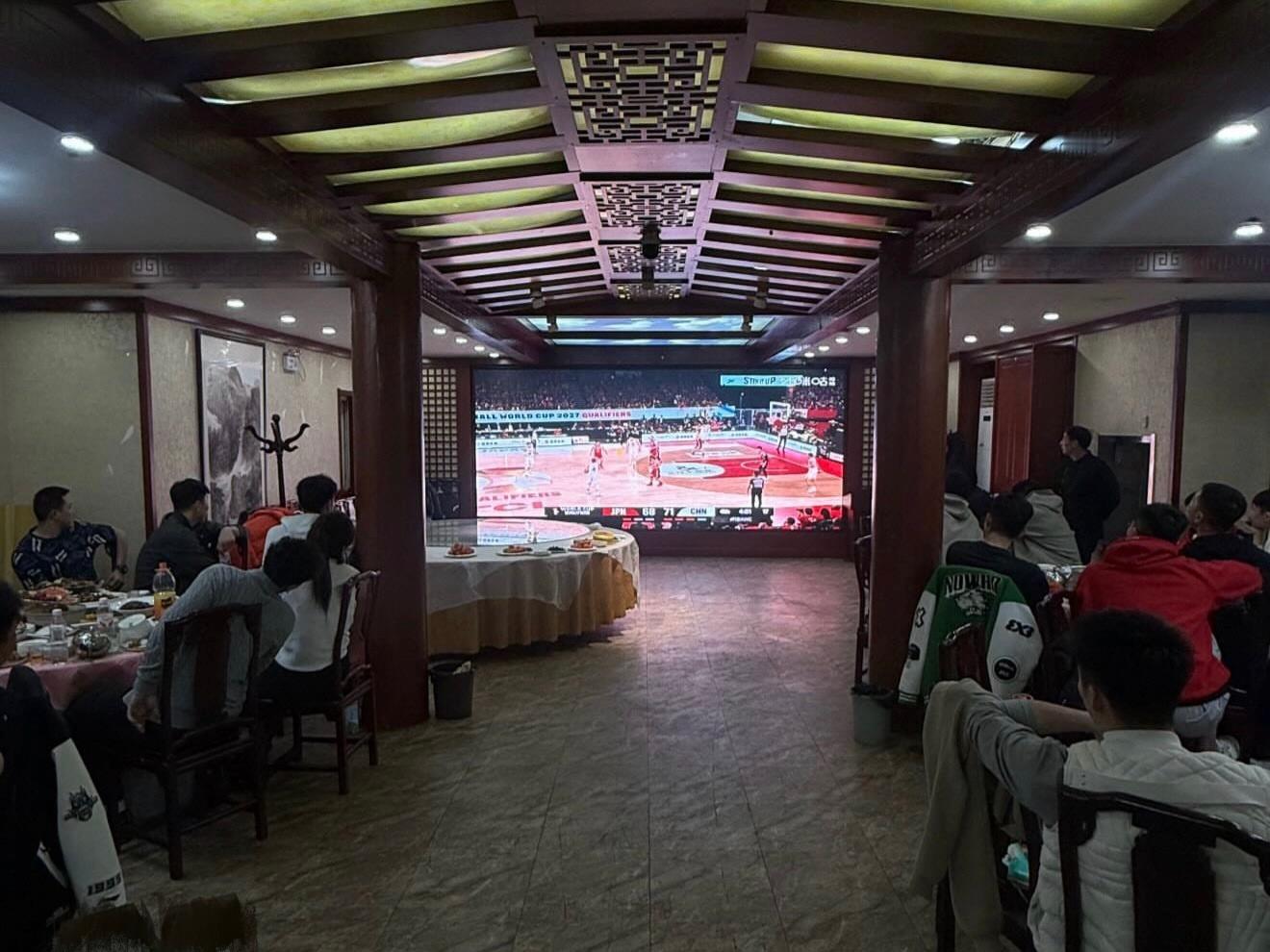 山东男篮外援琼斯晒出照片，昨天跟全队一起看中国男篮比赛。中国男篮战胜日本男篮