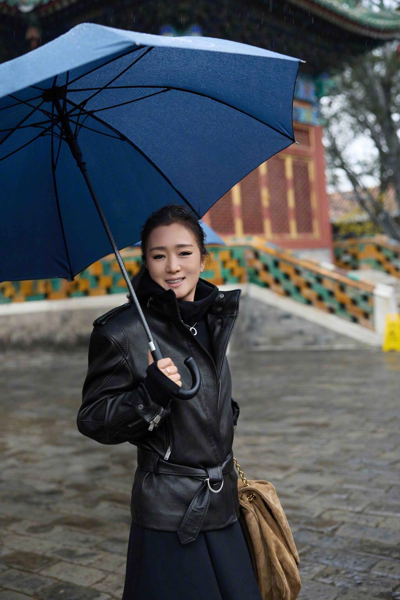 近日，巩俐现身北海公园雨中漫步，让影迷们看到了这位国际巨星最接地气的一面。撑伞走