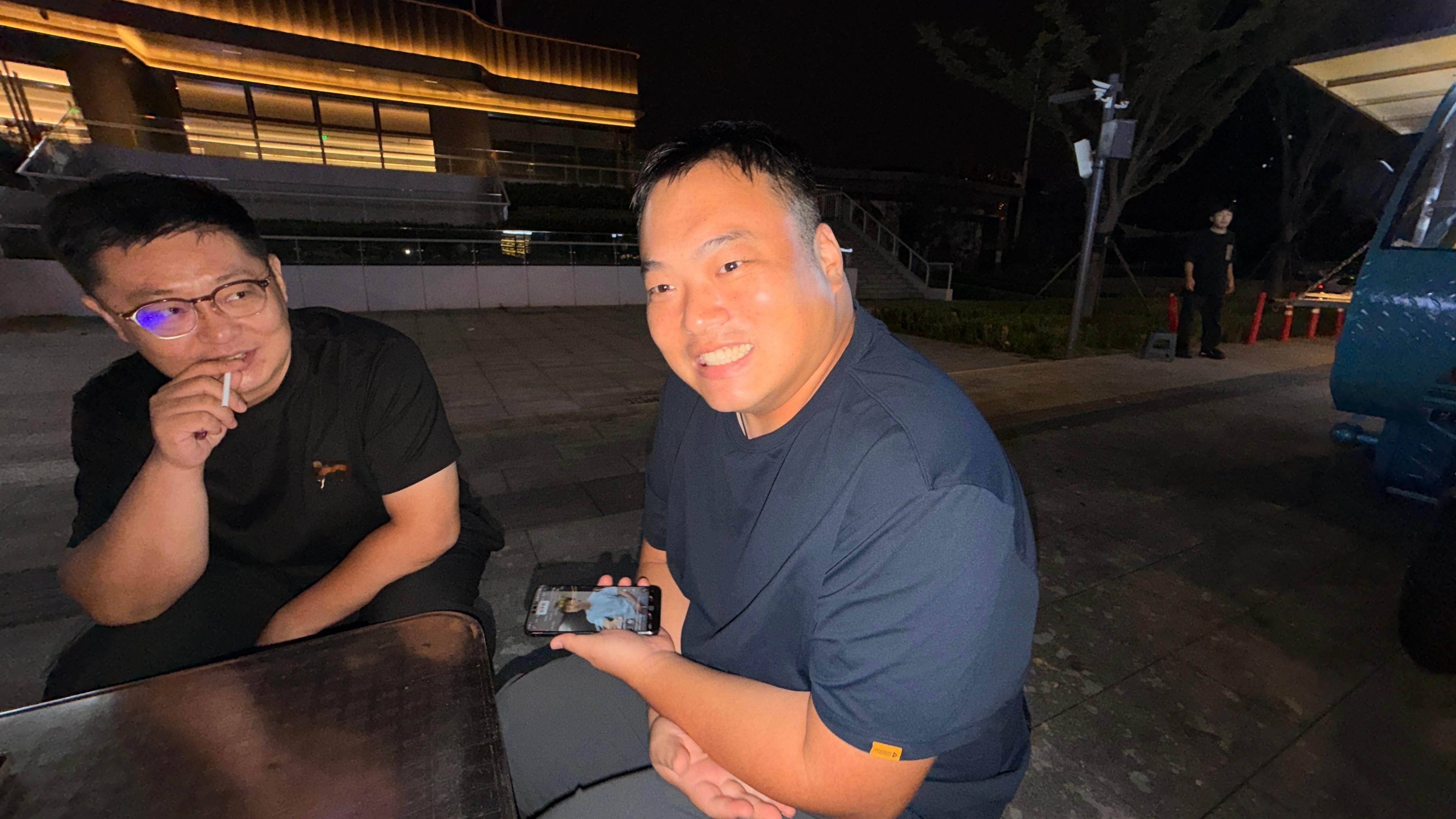 吃个路边摊，中辣螺狮粉！！！大晨子冻死了🥶他们几个说：叫你的脂肪出来工作啊[笑