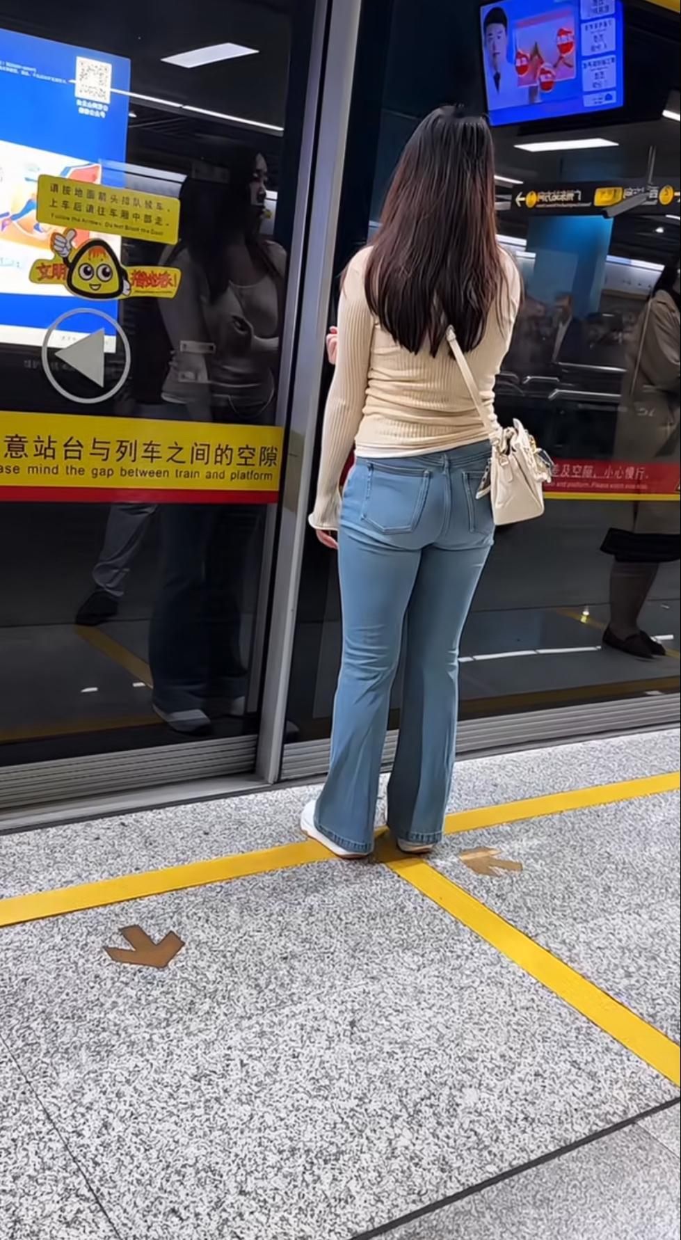 等地铁是，遇到了一背影好看的小姐姐，