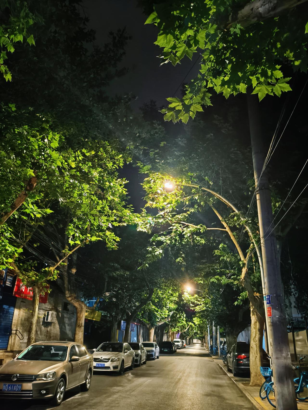 成年人的见面真的很贵。推掉其他安排，腾出时间，调整好状态，不带收益的去见一个人，