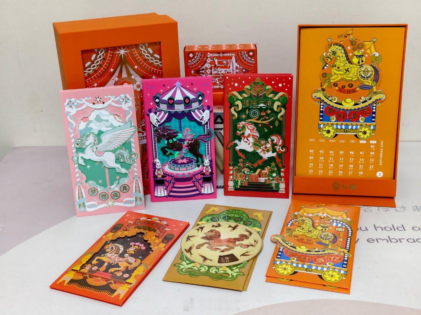 收到了红魔新年礼盒，里面有马趣团生肖主题日历、创意红包 、扑克、氘峰能量胶囊移动