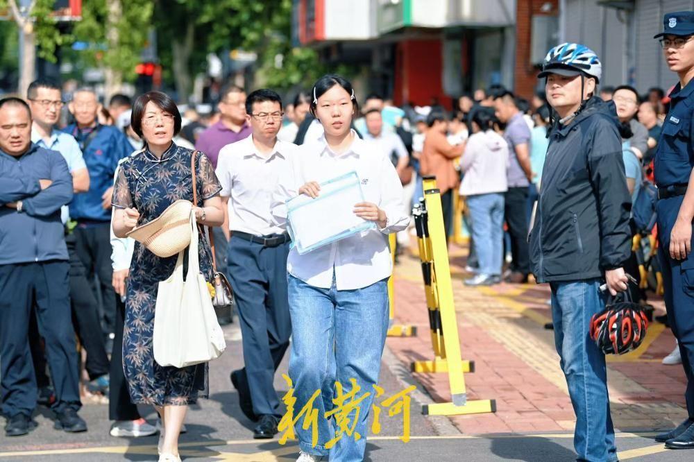 高考首日，济南考生自信满满进考场！6月7日高考首日，在济南中学考点，考生脸上洋溢