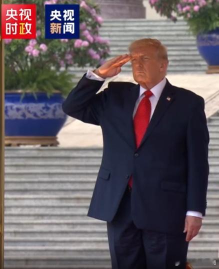 之所以被玩梗是美国人听国歌都是右手抚左胸懂王也没当过兵吧好吧，只能解释为美国总统