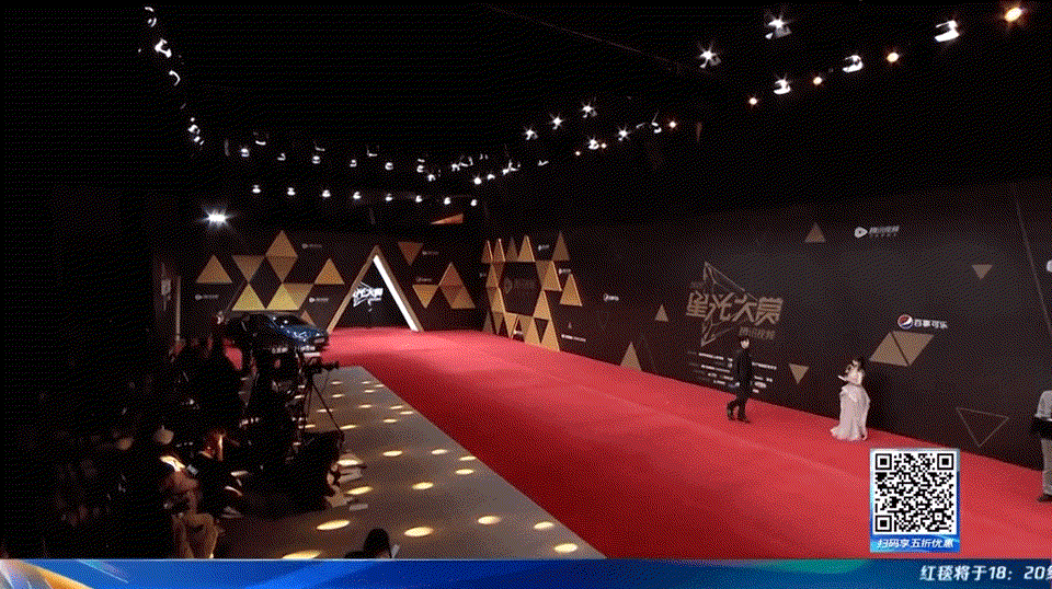 陈飞宇为看罗云熙倒着走红毯别人走红毯是往前冲，陈飞宇是往后倒。就为了多看罗云熙两