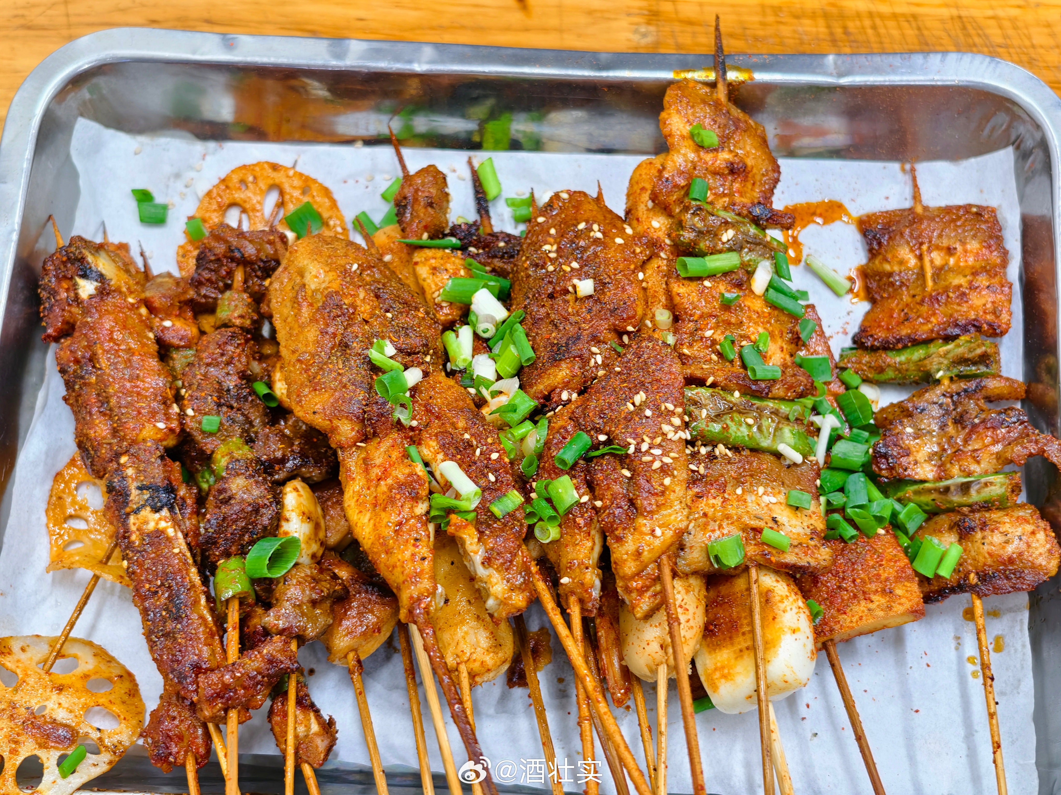 低精力人群的周末安排belike工作了几个小时后，低精力人士只想在路边摊吃一点东