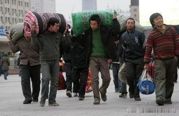 这世界上
      有很多聚散，都不是因为爱，
              而