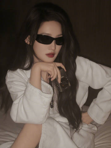 李沁今日营业照，穿着浴袍戴墨镜，手里拿着红酒杯，好酷的沁