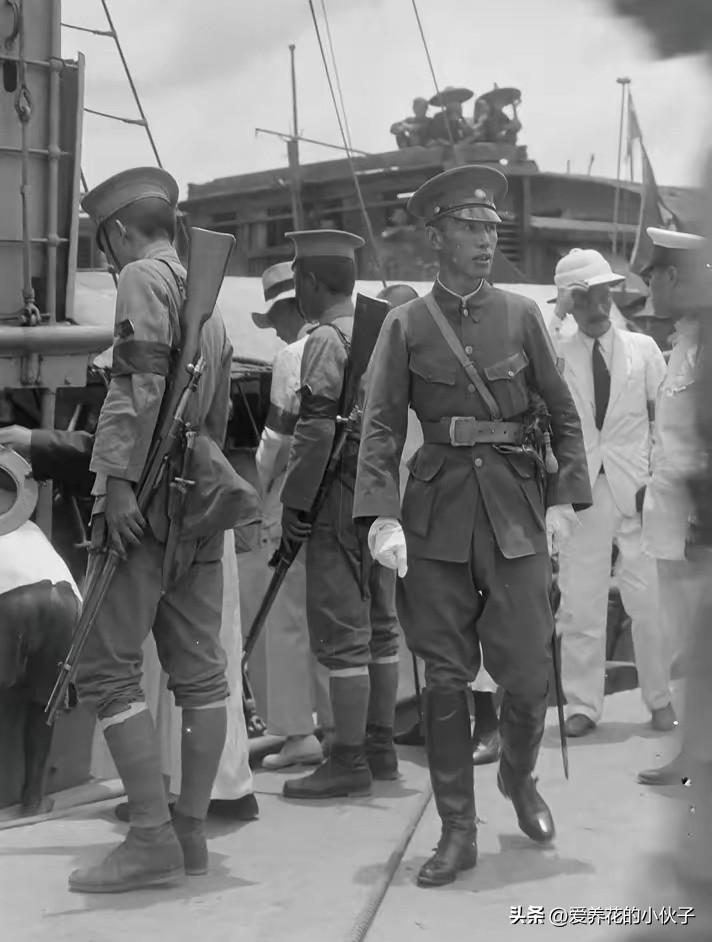 1924年37岁的年轻人，在永丰舰上留下这张珍贵老照片！

此时的他一身军装，身