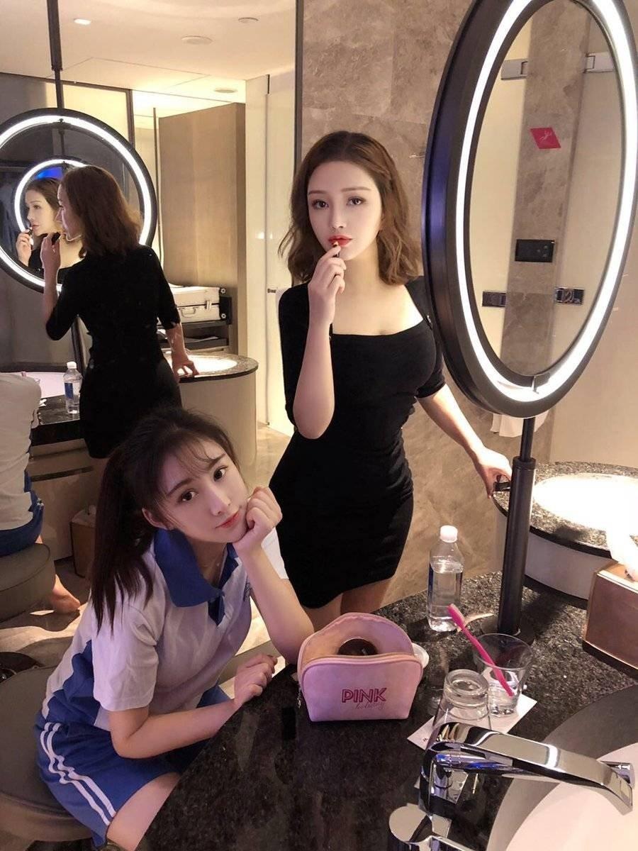 这是一对母女，猜猜哪个是妈妈？