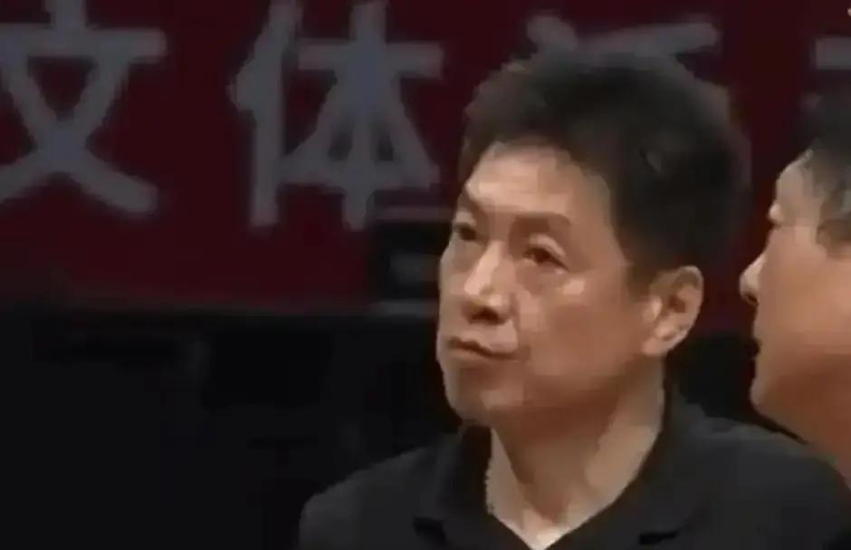 禁赛期复出？李春江被曝接盘山东男篮！
 
消息一出，球迷群炸了锅。篮协白纸黑字写